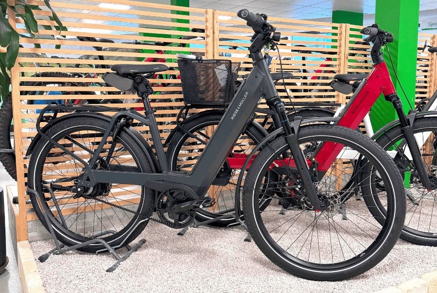 Riese & Müller Nevo4 E-Bikes in Ausstellungsraum