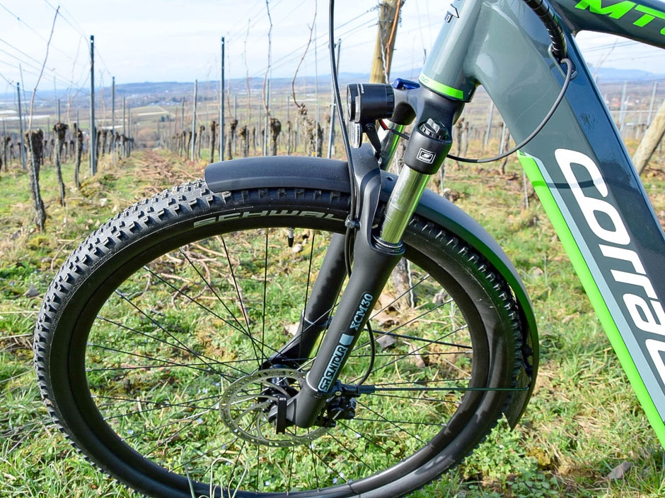 Robuste Geländereifen von Rapid Rob am Corratec MTC 120S E-Bike bieten perfekten Grip für Ihre Bike-Touren in allen