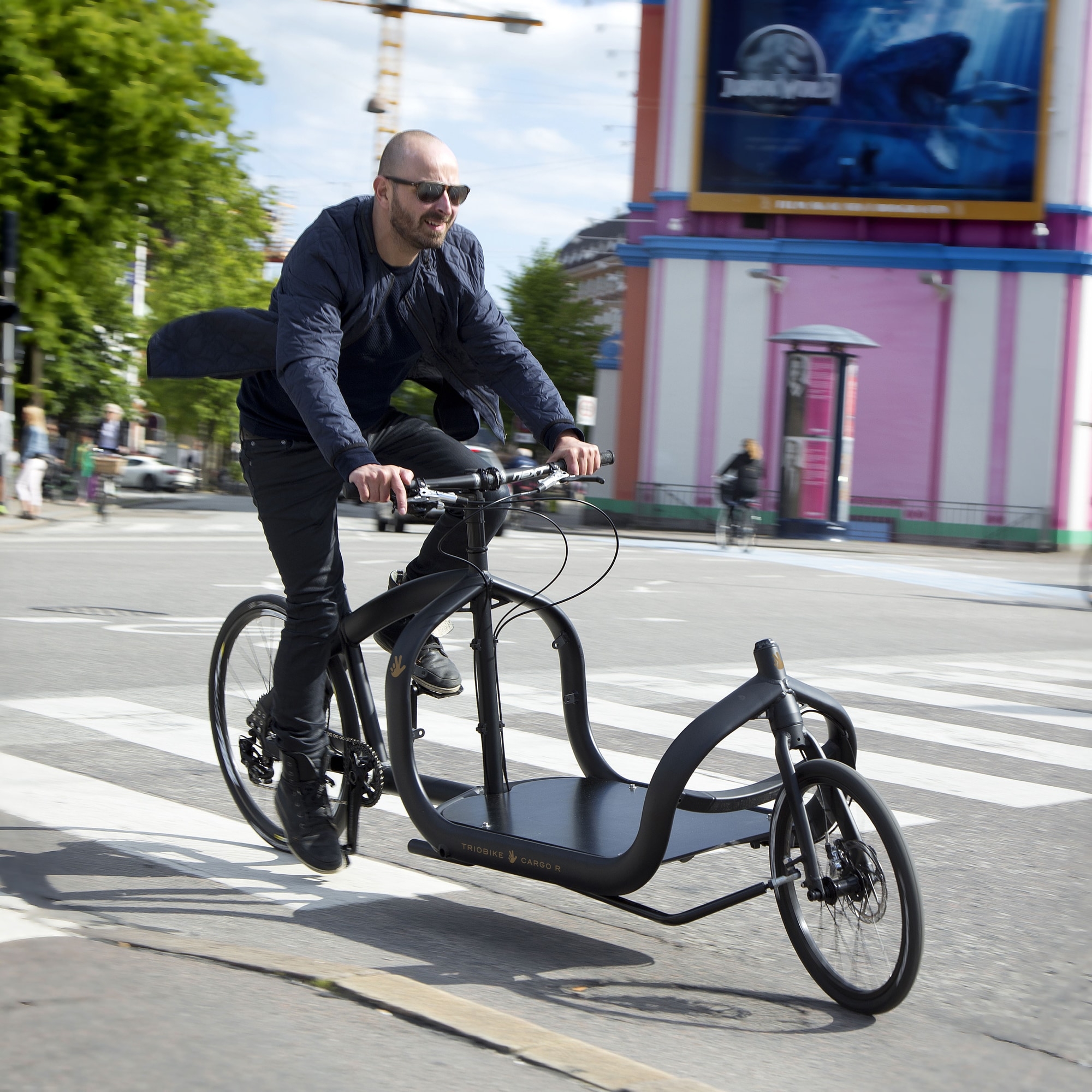Erleben Sie das Triobike Cargo R in Aktion – ideal für den urbanen Transport mit Stil und Effizienz. Jetzt die Zuku