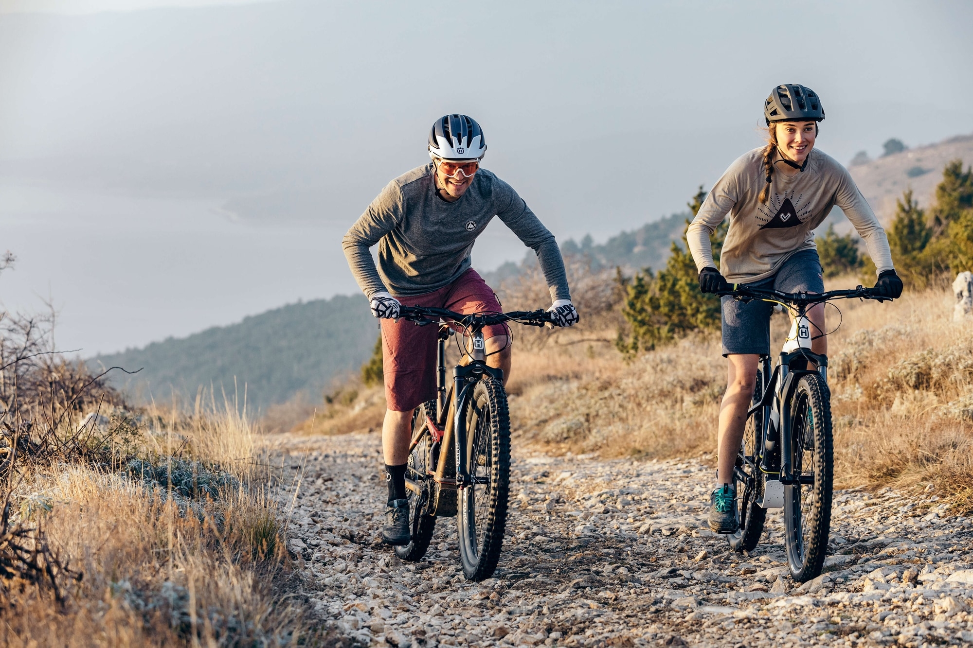 Erleben Sie aufregende Geländefahrten mit dem Mountain Cross 7. Perfekter Begleiter für alle, die Natur und Radfahr