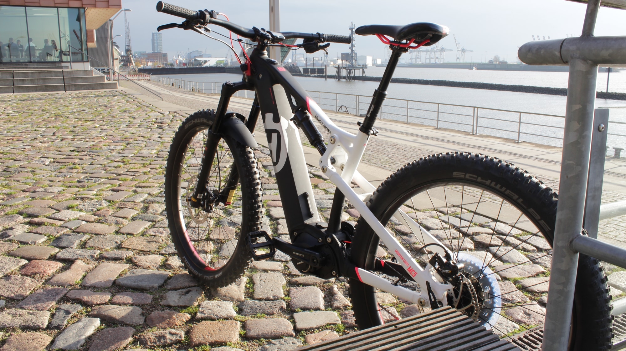 Entdecken Sie das Haibike XDURO AllMtn RC. Perfekt für Abenteuer am Wasser, ausgestattet mit robusten Schwalbe-Reif