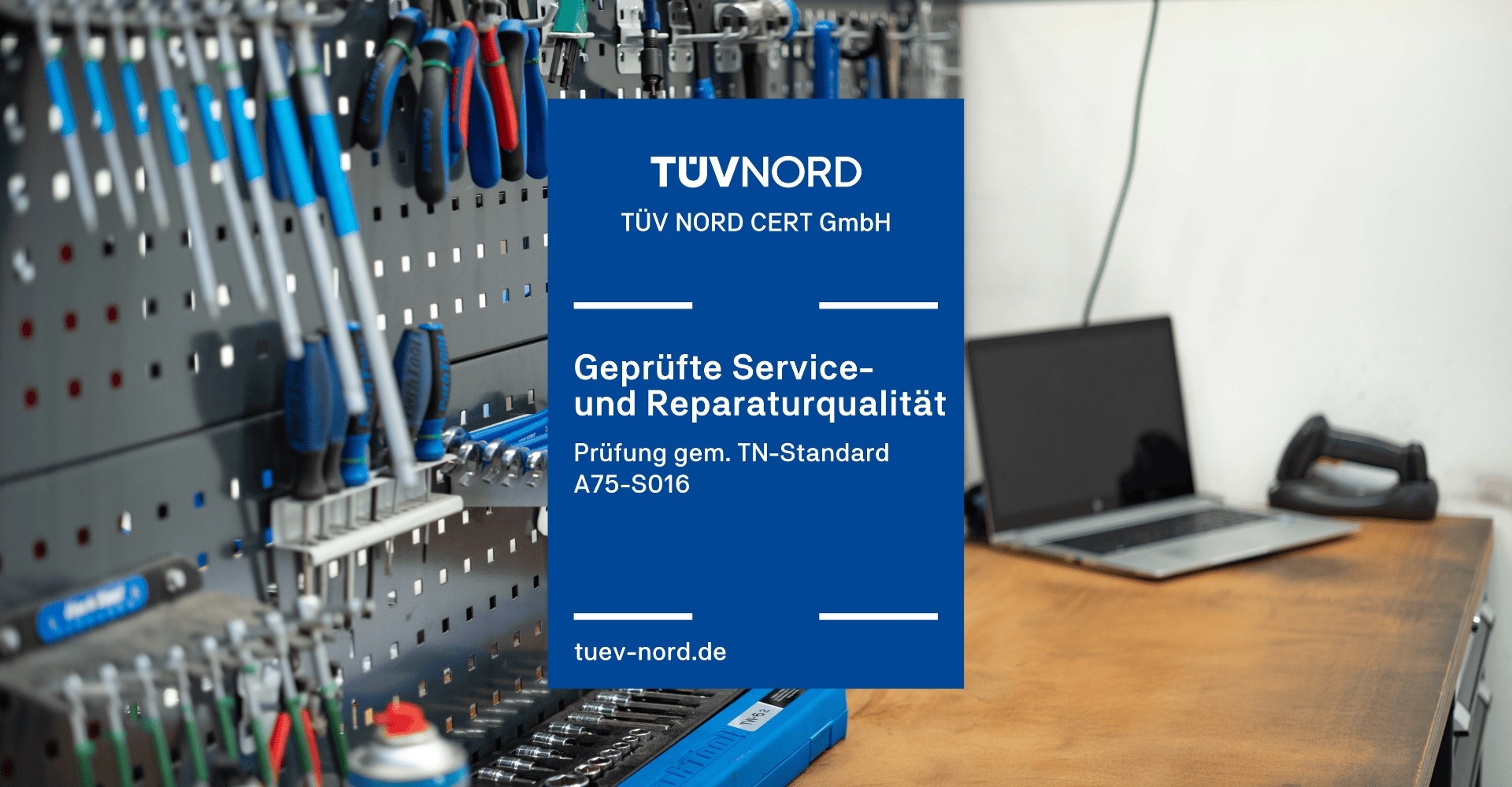 TÜVNord Logo mit Werkstatt-Hintergrund