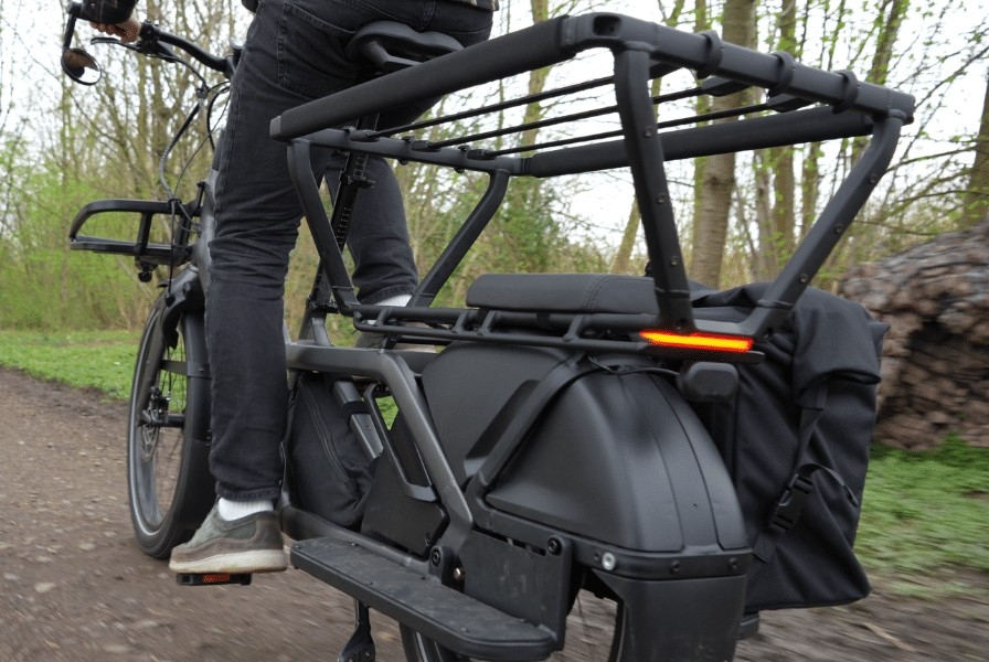 Das Bild zeigt ein Specialized Turbo Porto 2 E-Bike, das sich auf einem unbefestigten Weg befindet.