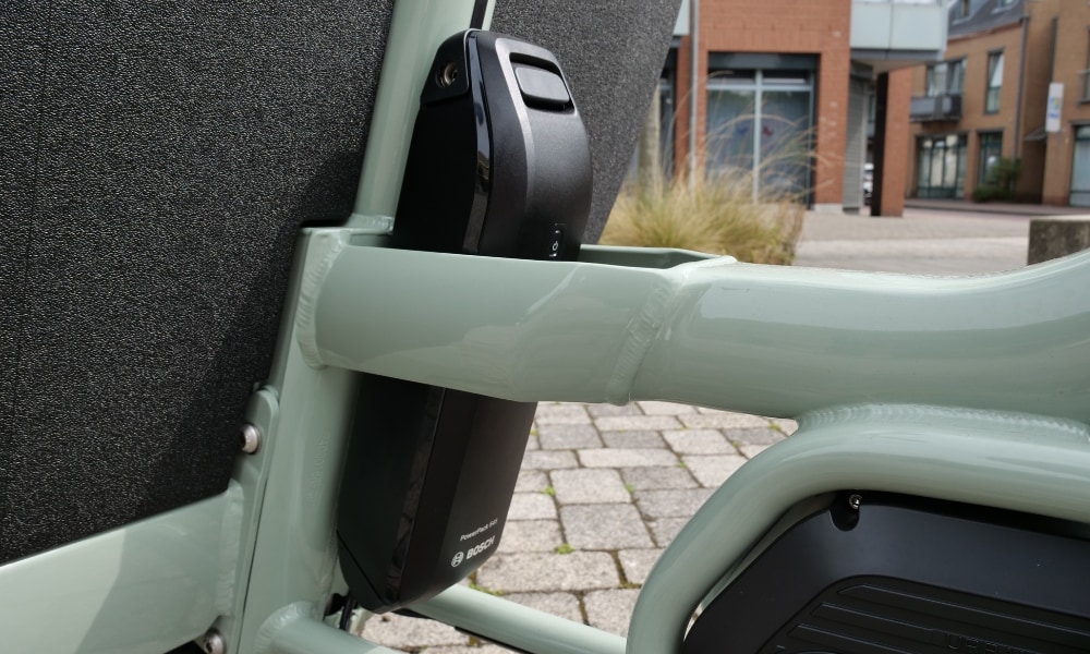 Detailansicht des Bosch E-Bike Akkus im Rahmen. Robuste Konstruktion und sichere Befestigung für optimale Performan