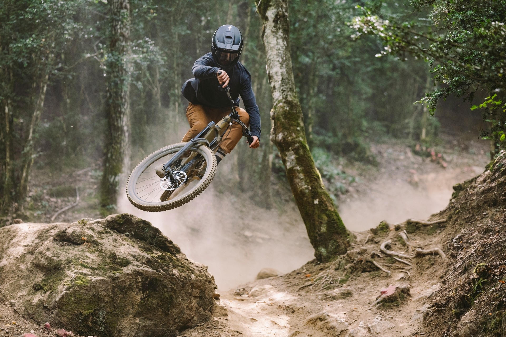 Das Bild zeigt ein Specialized Kenovo SL im Sprung.