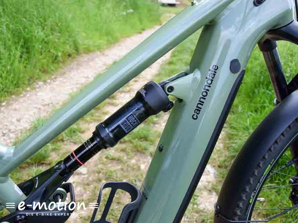 Cannondale Moterra E-Bike mit RockShox-Dämpfer auf Schotterweg