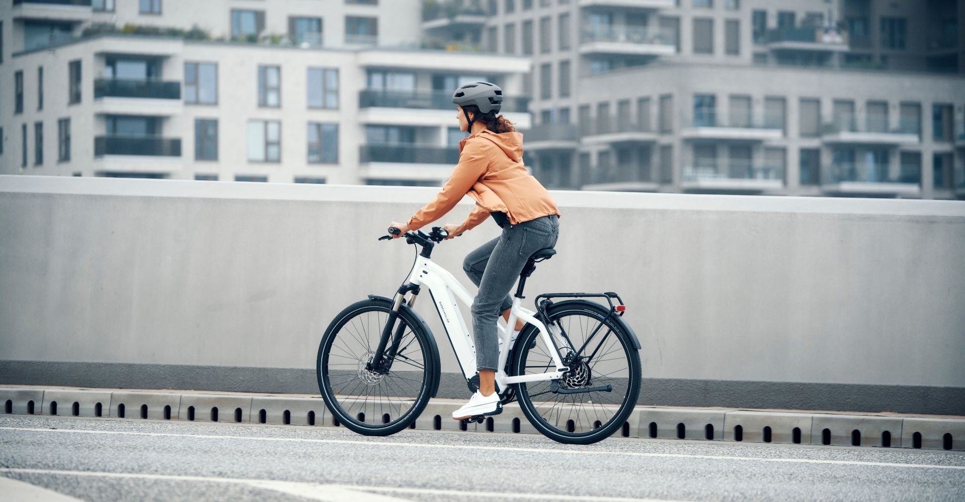 Frau fährt auf dem Riese & Müller Charger4 Mixte Vario