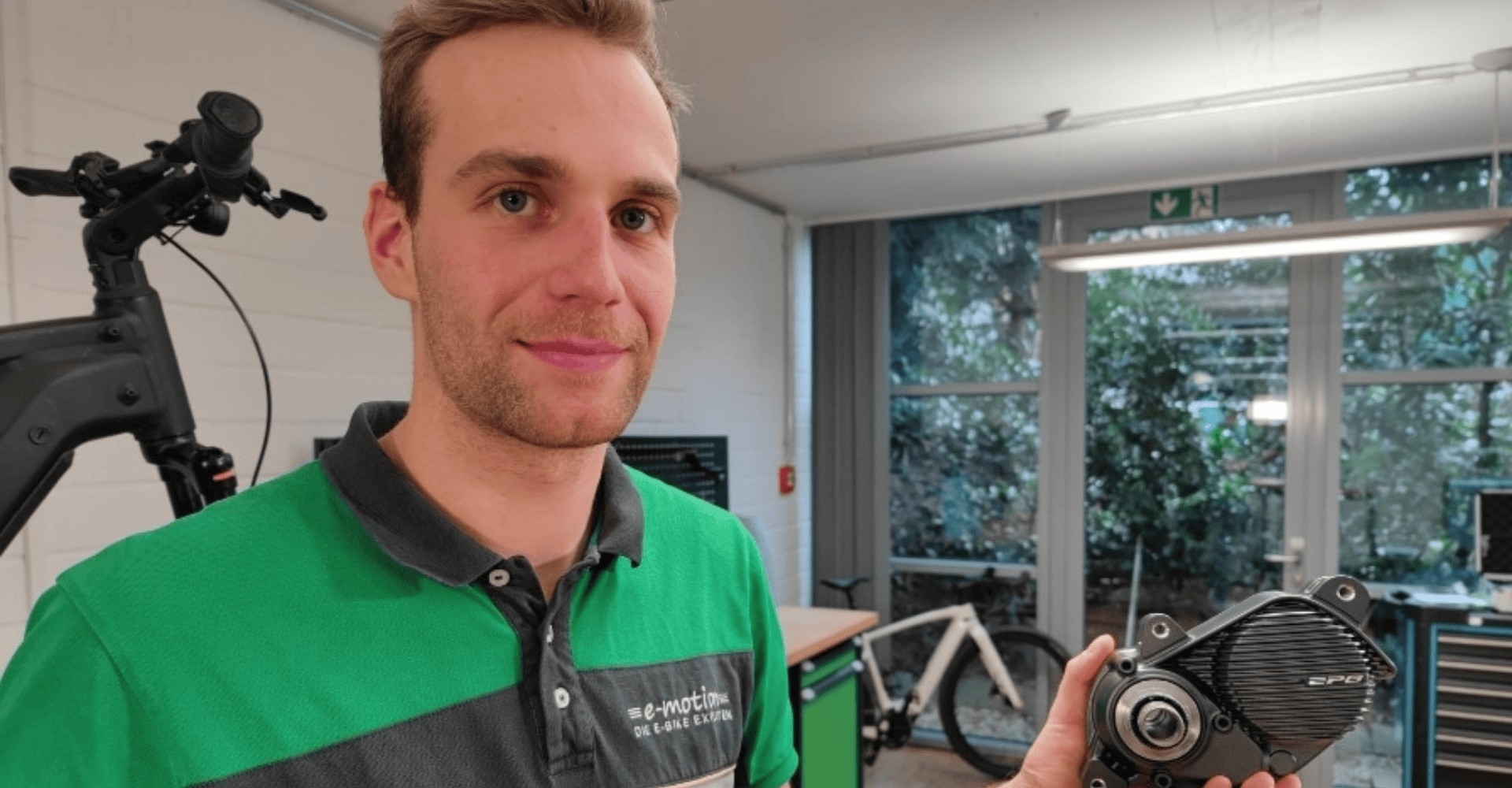 Leon hält den Shimano EP801 Motor in seinen Händen