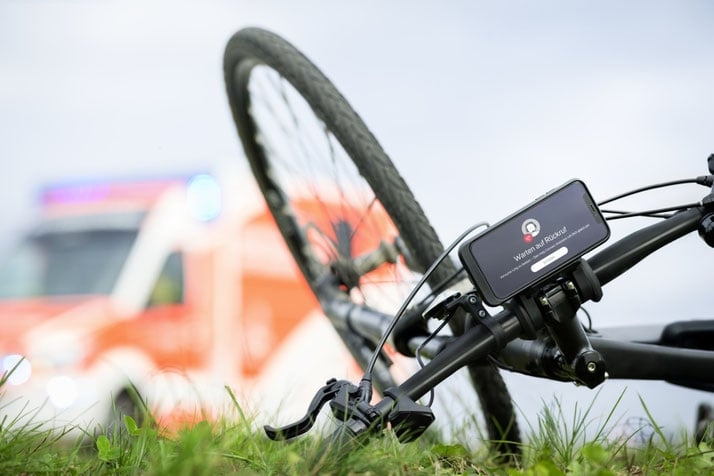 Fahrrad mit Bosch Help Connect App vor Rettungswagen