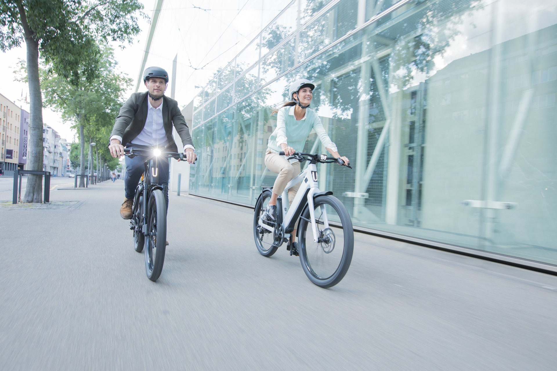 Zwei Personen fahren stilvolle E-Bikes durch die Stadt. Perfekt für den urbanen Pendelverkehr mit modernem Design u