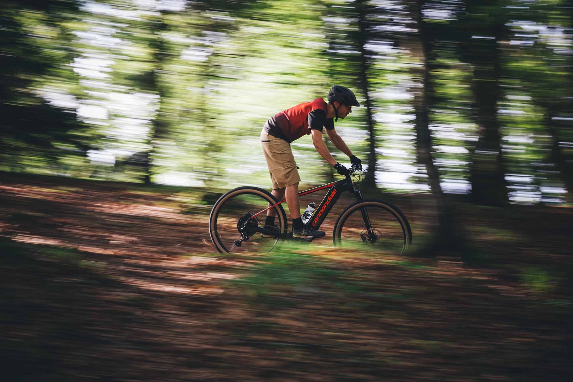 Erleben Sie das Cannondale Trail Neo E-Bike in Freiburgs Natur. Perfekt für Abenteuer und komfortable Fahrten im Ge