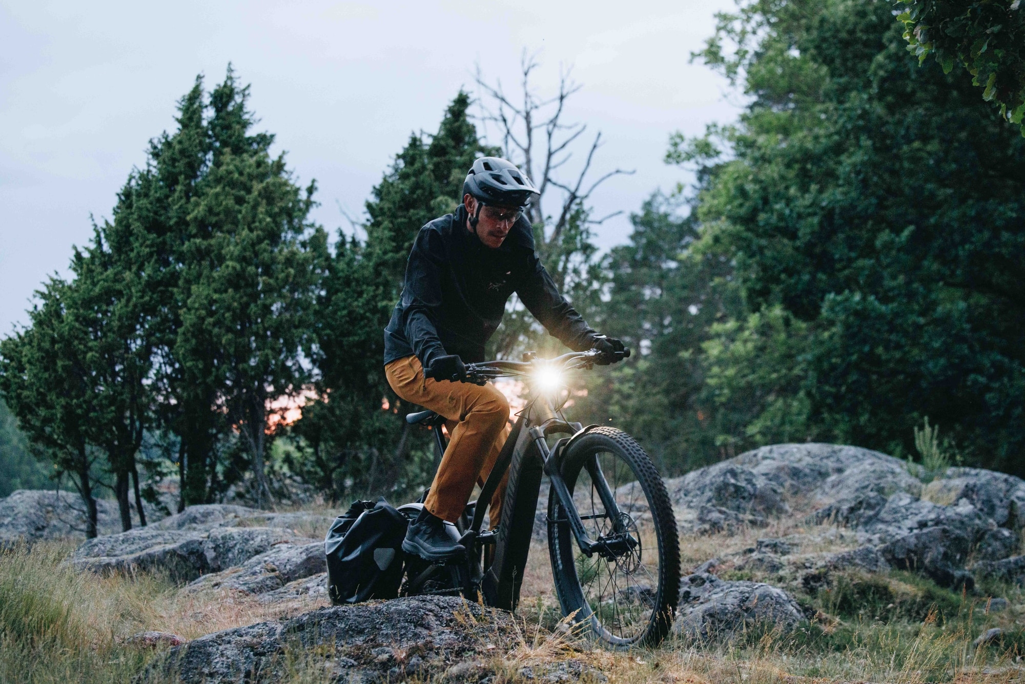 Entdecken Sie das Specialized Tero X E-Bike in Aktion – ideal für Offroad-Abenteuer mit robuster Bauweise und leist