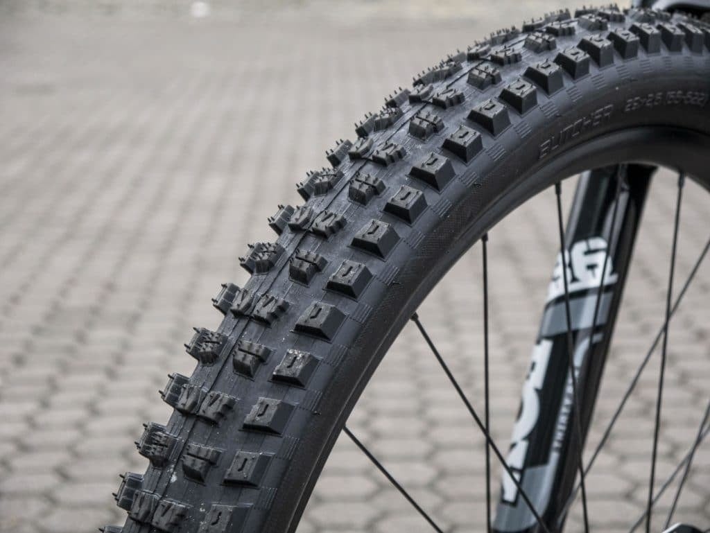 Nahaufnahme eines Enduro-Reifens auf einem Fahrrad mit grobem Profil